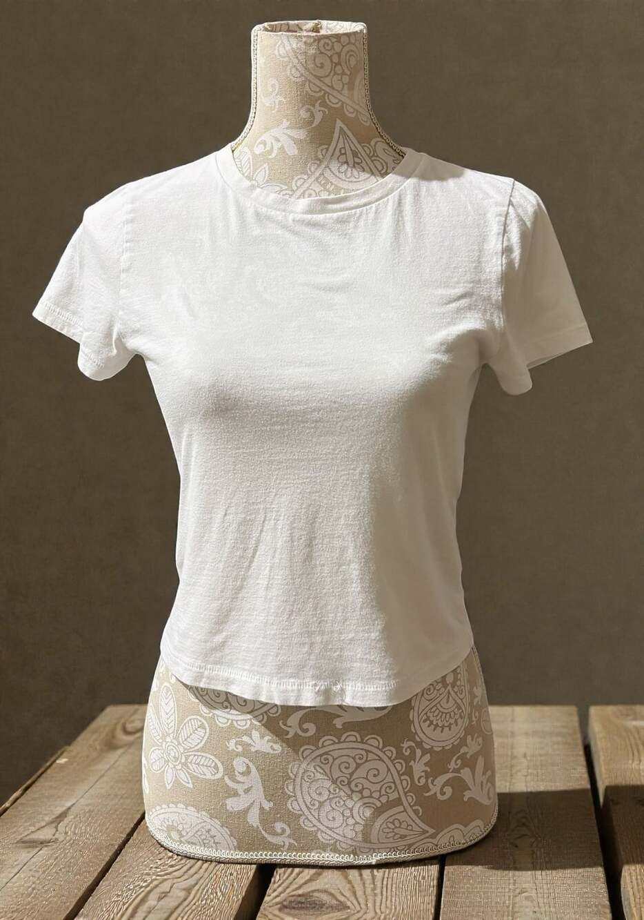 Universal Thread Women's Short Sleeve Crewneck White Cotton T-Shirt